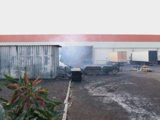 Lugar onde incêndio começou, no estacionamento do supermercado. (Foto: Henrique Kawaminami)