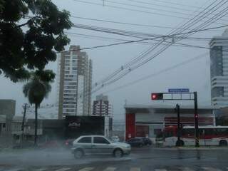 Registro da tarde chuvosa na Rua Alagoas com a Avenida Afonso Pena. (Foto: Kísie Ainoã).