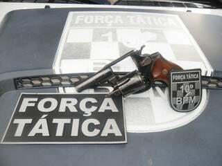 Arma apreendida com trio, um revólver calibre 38, usado na tentativa de homicídio. (Foto: Tático do 10° Batalhão da PM)