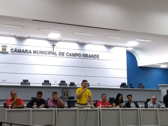 Aluna faz desabafo emocionado em audi&ecirc;ncia sobre fechamento de escola
