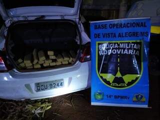 Tabletes da droga estavam no porta-malas do veículo que tinha placas de Cuiabá,MT. (Foto: Divulgação/PMR) 