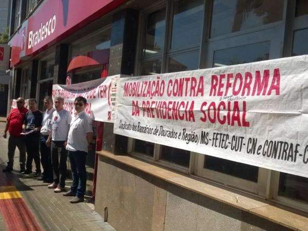 Em protesto contra reforma, banc&aacute;rios retardam abertura de duas ag&ecirc;ncias