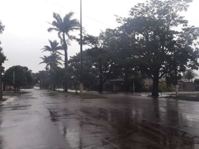 Chuva de 12 minutos p&otilde;e fim a 10 dias de estiagem em cidade do sul de MS