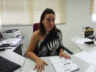 Delegada Fernanda Felix, da Deam, que investiga o caso (Foto: Clayton Neves)