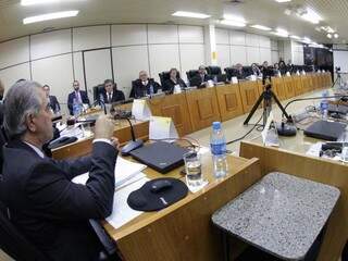 O governador Reinaldo Azambuja reunido nesta quinta-feira na sede do MPE (Foto: Governo do Estado/Divulgação)