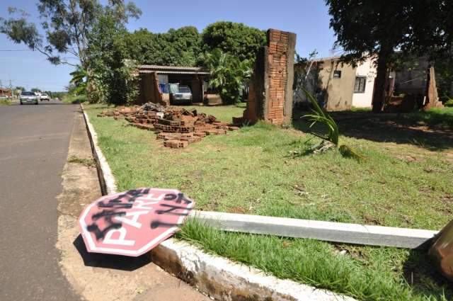 Vendaval destelhou casas, derrubou &aacute;rvores e at&eacute; muro em dois bairros