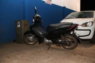 Com bandidos, polícia encontrou a motocicleta e o carro roubado de família. (Foto: Fernando Antunes)