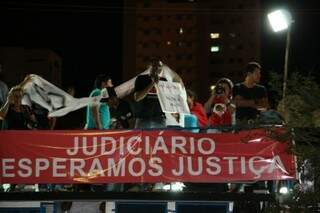 Manifestantes exibindo faixa na Praça do Rádio esta noite (Foto: Marcos Ermínio)