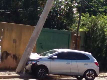 Após colisão, veículo “segura” poste na Júlio de Castilhos 