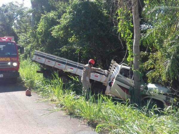 Idoso dorme ao volante, perde controle da direção e morre na BR-262