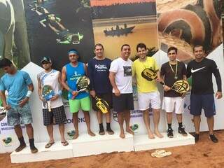Rosinaldo (ao centro) ao lado do parceiro campeão Jailson Paz (de azul). (Foto: Reprodução/FB).  