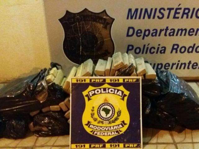 M&atilde;e e filho s&atilde;o presos com 126 kg de maconha na BR-158