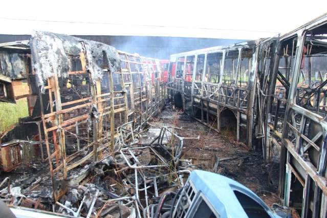 Curto-circu&iacute;to provoca inc&ecirc;ndio em ferro-velho e mobiliza bombeiros