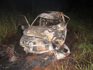 Veículos pegam fogo após colisão na BR-267 e motociclista morre Veículos pegam fogo após colisão na BR-267 e motociclista morre