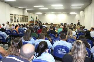 Empresários participam de palestras oferecidas pela CDL, como forma de driblar a crise econômica. (Foto: Divulgação/CDL)