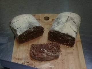 Pão Rústico tipo italiano com alho negro preparado com o fermento natural (Foto: Arquivo pessoal)