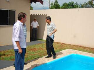 O prefeito visitou esta manhã casa que vai ser sorteada entre contribuintes em dia com o IPTU (Foto: Marlon Ganassim)