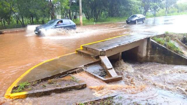 Volta a chover forte na cidade e ponte sobre c&oacute;rrego fica alagada