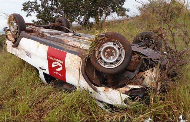 Rapaz fica ferido ao capotar caminhonete da Enersul na BR-060 
