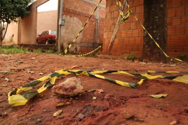 Fam&iacute;lia &eacute; presa ap&oacute;s matar homem a tiros e golpes de barra de ferro