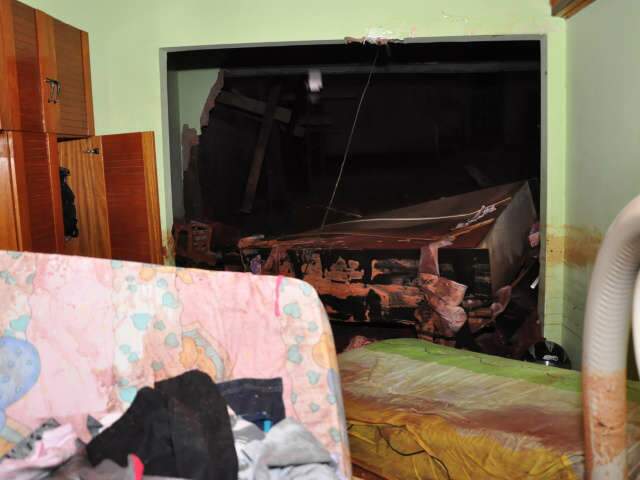  Chuva derruba parede de casa e machuca mulher no bairro Z&eacute; Pereira