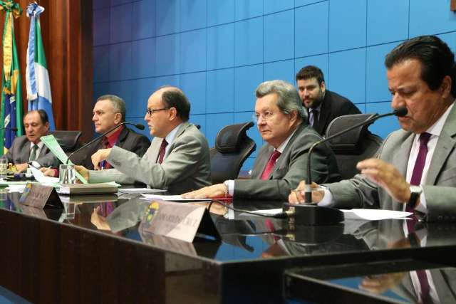 Deputados votam a proibi&ccedil;&atilde;o de cobran&ccedil;as fora do hor&aacute;rio comercial