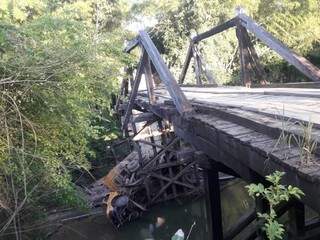 Ponte ficou parcialmente destruída com a queda do veículo. (Foto: Direto das Ruas) 