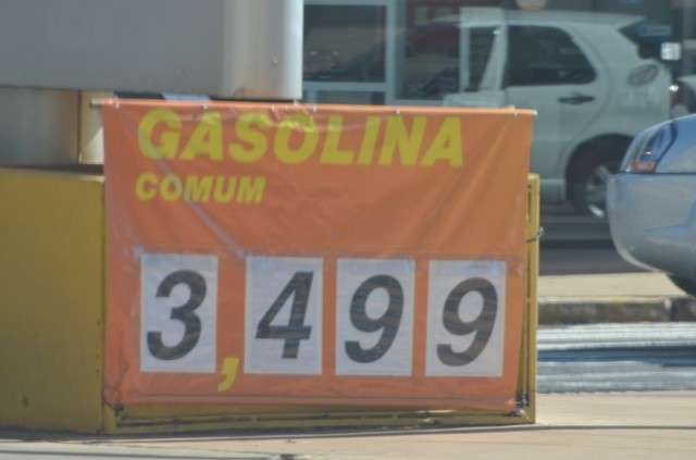 Pre&ccedil;o da gasolina depende de planilha de custos, diz presidente do Sinpetro