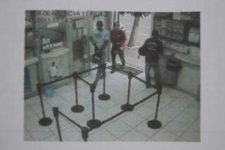 Imagens do circuito de segurança mostram ladrões entrando na lotérica sem proteger o rosto. (Foto: Simão Nogueira/Reprodução da câmera)