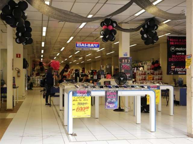 No Centro vazio, fila em loja aberta &ldquo;antes do sol&rdquo; j&aacute; dura 7 horas