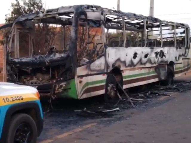 &Ocirc;nibus e caminhonete s&atilde;o destru&iacute;dos pelo fogo em inc&ecirc;ndio criminoso 