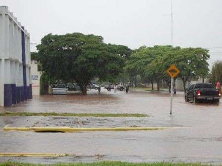 Chuva n&atilde;o d&aacute; tr&eacute;gua e j&aacute; ultrapassa m&eacute;dia em 6 cidades de MS