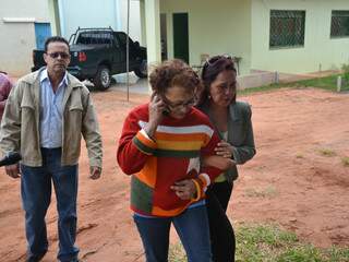 Professora saindo após ser feita refém na última rebelião na Unei Dom Bosco. (Foto: Arquivo/Minamar Júnior)