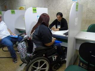 Cadeirante recebe atendimento na Funtrab; há vagas exclusivas para pessoas com deficiências (Foto: Funtrab/Divulgação)