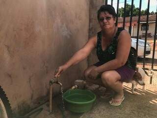 Dona Raquel diz que ora a água vem pouca e ora não vem (Foto: Ronie Cruz)