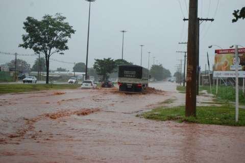 Chuva alaga casas, avenida e arrasta até caminhonete na Capital