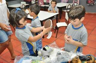 Alunos de centros de educação infantil de Dourados recebem kit de material, uniforme e tênis; prefeitura diz que atende sete mil crianças em Ceims (Foto: Divulgação/A. Frota)