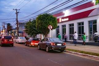 Moradores reclamam que condutores abusam de estacionamento proibido principalmente em frente a agências bancárias (Foto: Kisie Ainoã)