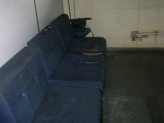 Assentos estão sem condições de uso. (Foto: Divulgação/Sinpol)