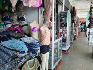 Feirinha de Puerto Quijarro atrai turistas em busca de roupas (Foto: Cleber Gellio)