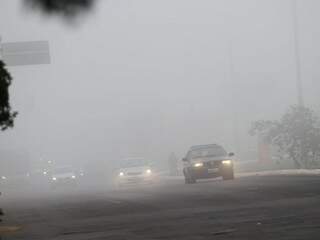 Nevoeiro na avenida Cônsul Assaf Trad, no norte de Campo Grande, por volta das 8h desta sexta-feira (Foto: Saul Schramm)