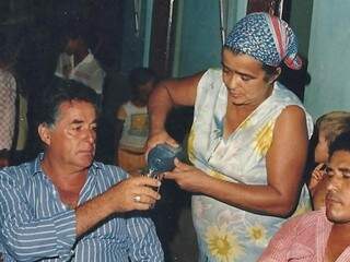 Dona Maria atendendo o ex prefeito de Rochedo, Chico Catarino. (Foto: Arquivo Pessoal)