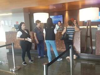 Equipes de fiscalização no Hotel Del Ville nesta manhã em Campo Grande (Reprodução TV News)