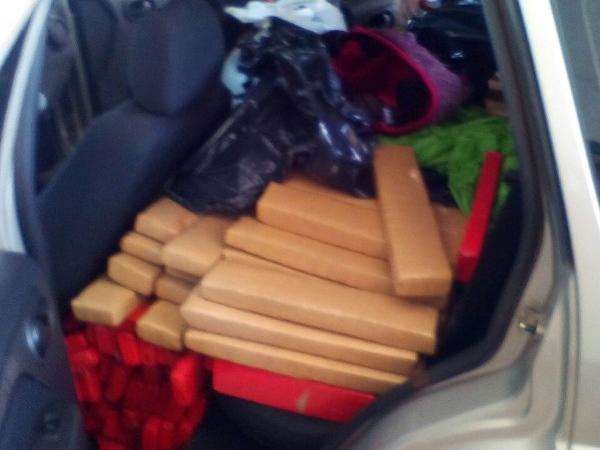 Dupla &eacute; presa com mais de 400 kg de maconha e pedras de crack na BR-267