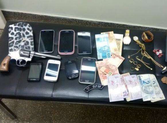 Doze mulheres s&atilde;o rendidas por bandidos em sal&atilde;o de beleza 