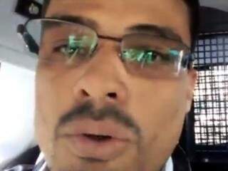 Mauro Silva grava vídeo dentro de viatura da PM, após sua condução à força para o veículo, nesta manhã (Foto: Reprodução)