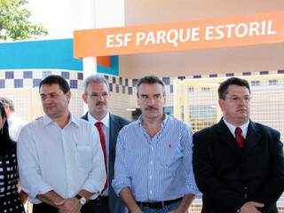Longen (de camisa lisa), ao lado de deputados e do prefeito de Ribas (de terno). (Foto: Divulgação)