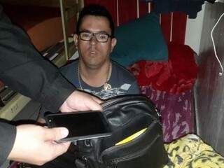 Walter Arévalo observa policial retirando celular em bolsa encontrada em sua cela (Foto: ABC Color)
