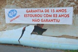 Piscina quebrada com faixa foi colocada na rua em forma de protesto. (Foto: Alcides Neto)