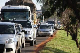 Obra causou fila de veículos e espera dos motoristas passou de meia hora no congestionamento. (Foto: Marcos Ermínio)